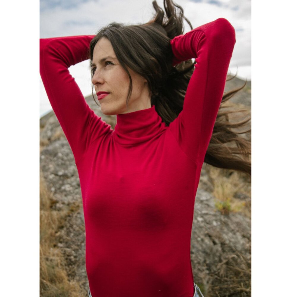 Simple Merino turtleneck in red/rouge size xlarge